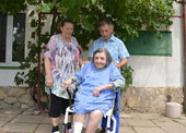 O paní Helenu se starají manželé Haufovi