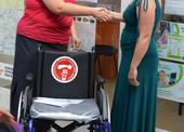 Zastupitelka DCH v Litoměřicích Eva Hadašová předává Věře Andrtové invalidní vozík